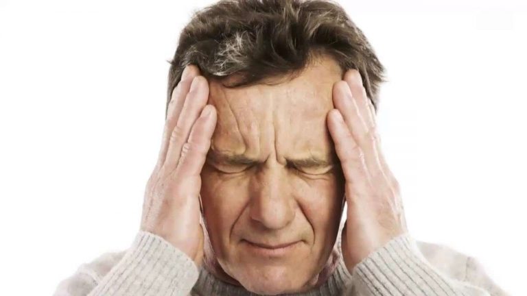 ما هي الأعراض المرتبطة بتغيير لون البراز؟