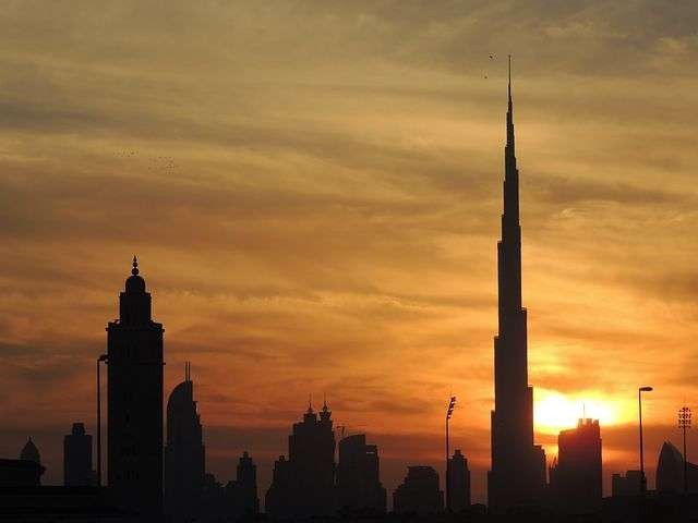 بماذا تشتهر الإمارات صناعيا وتجاريا