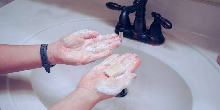 فوائد غسل الوجه بالصابون