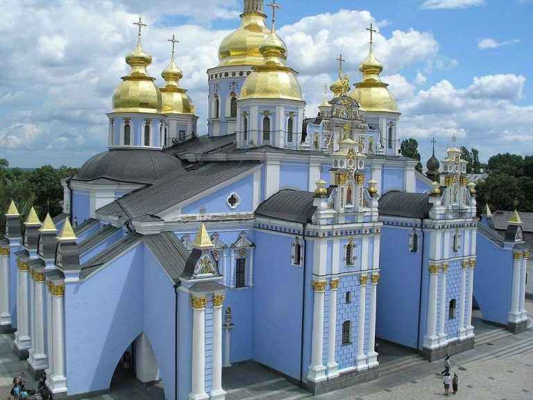 كاتدرائية القديسة صوفيا أجمل أماكن الشباب بأوكرانيا