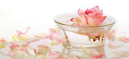 فوائد غسل الوجه بماء الورد
