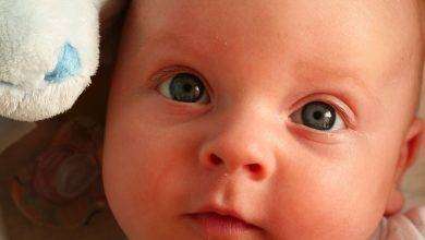 كيف تعرف لون عيون المولود