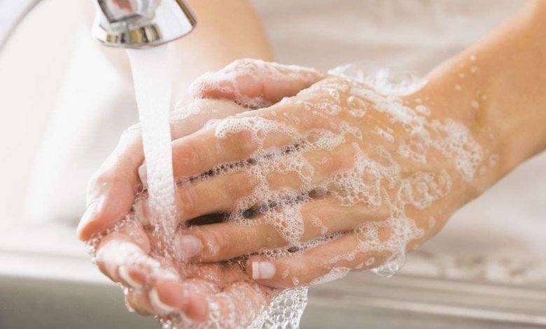 فوائد غسل اليدين بالماء والصابون