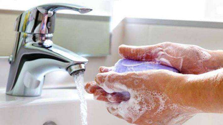 فوائد غسل اليدين بالماء والصابون 