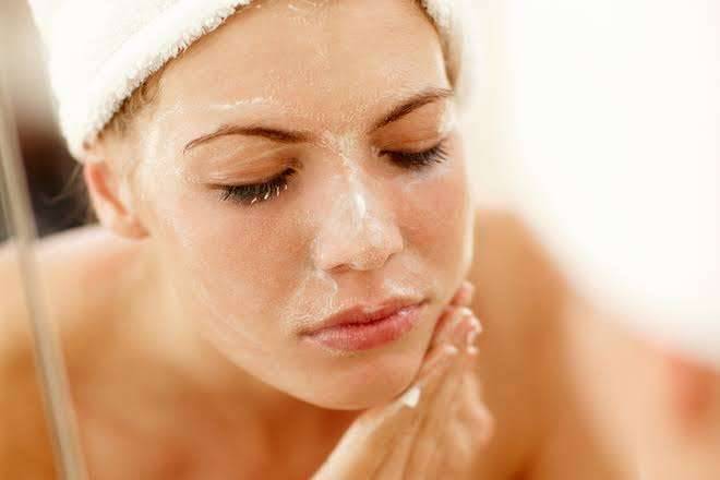 فوائد غسل الوجه بالغسول