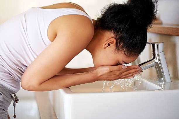 فوائد غسل الوجه بالماء فقط