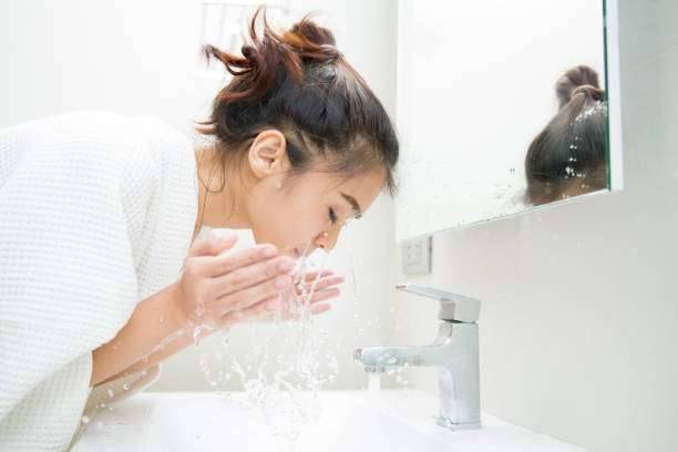 فوائد غسل الوجه بماء الساخن