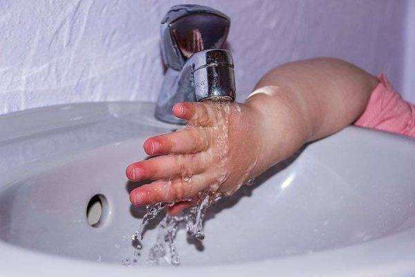 فوائد غسل اليدين للأطفال