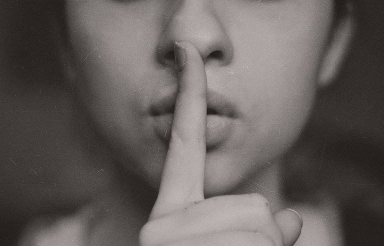 فوائد الصمت وقلة الكلام