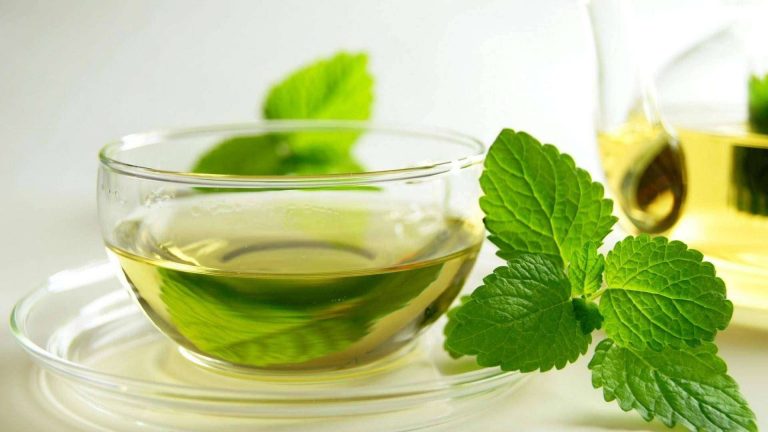 فوائد غسل الشعر بالشاي الأخضر .