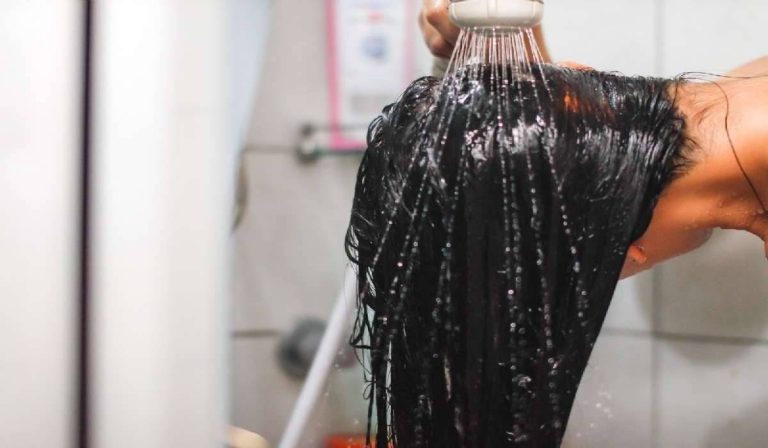 فوائد غسل الشعر بالماء فقط