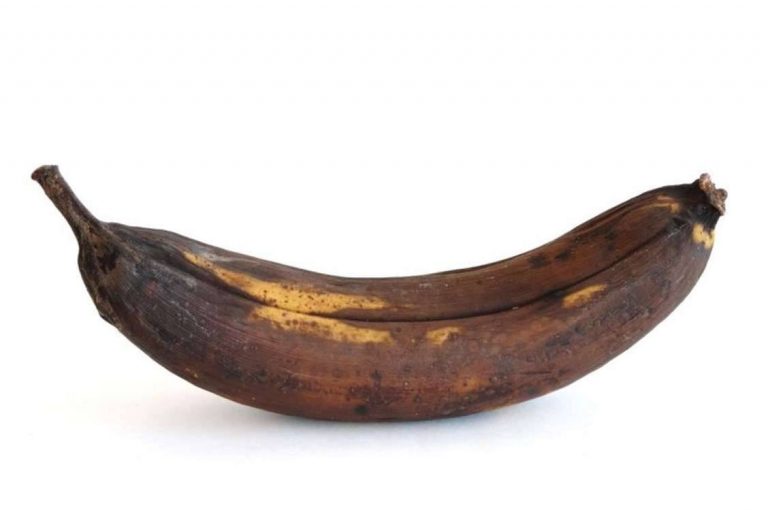لماذا يسود الموز بعد تقشيره