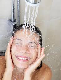 فوائد الماء الحار للبشرة عند الاستحمام