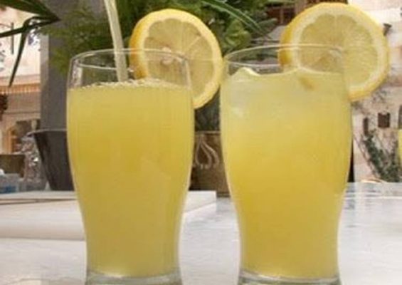 ماء الليمون البارد مقابل الدّافئ