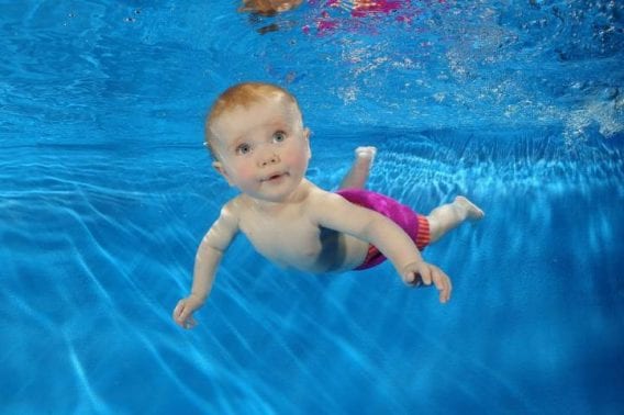 بحث عن أهمية السباحة للأطفال