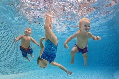 بحث عن أهمية السباحة للأطفال