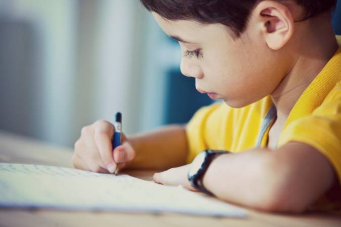 مراحل تعلیم الطفل الكتابة