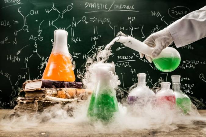 ابحث في إسهامات الكيميائيين في تعرّف خصائص الأحماض والقواعد
