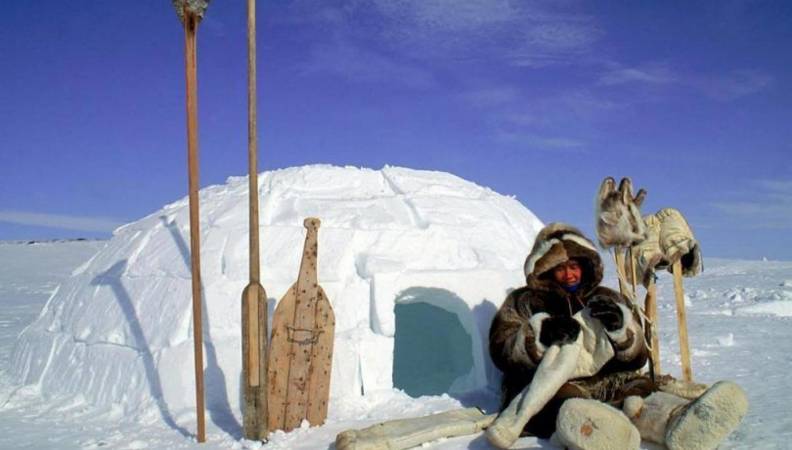 العلاقة بين رواد الفضاء وقبائل الاسكيمو في القطب الشمالي