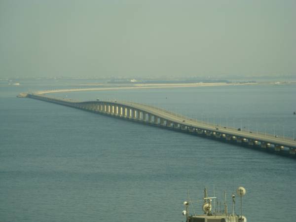 كم يبلغ طول جسر الملك فهد