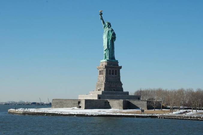 كم يبلغ ارتفاع تمثال الحرية