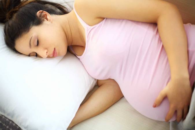 تفسير رؤية الحمل في المنام للمتزوجة والعزباء والحامل