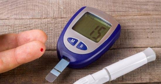 الفرق بين ارتفاع السكر في الدم وانخفاض السكر في الدم