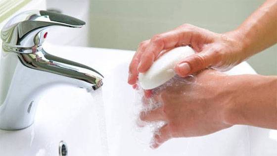 كيفية إزالة صبغة الشعر من اليدين1