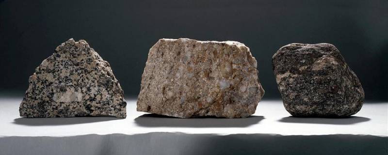من اي المواد تتشكل الصخور السطحية