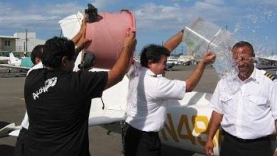لماذا يصب الماء على الطيار عندما ينزل من الطائرة
