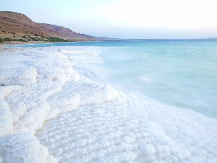 أين يقع البحر الميت