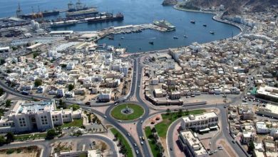 كم عدد السواحل التي تطل عليها سلطنة عمان