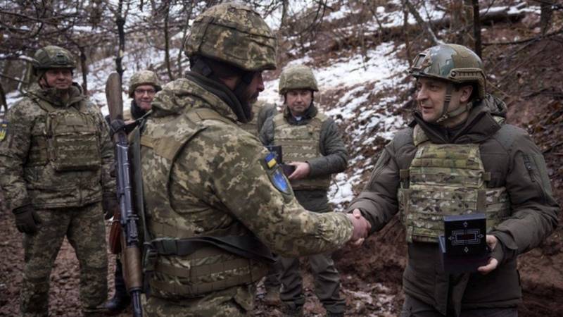 الرئيس الأوكراني فولوديمير زيلينسكي على خط المواجهة