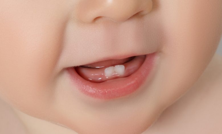متى تطلع اسنان الطفل